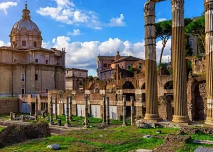And Historic Rione Near Colosseo *